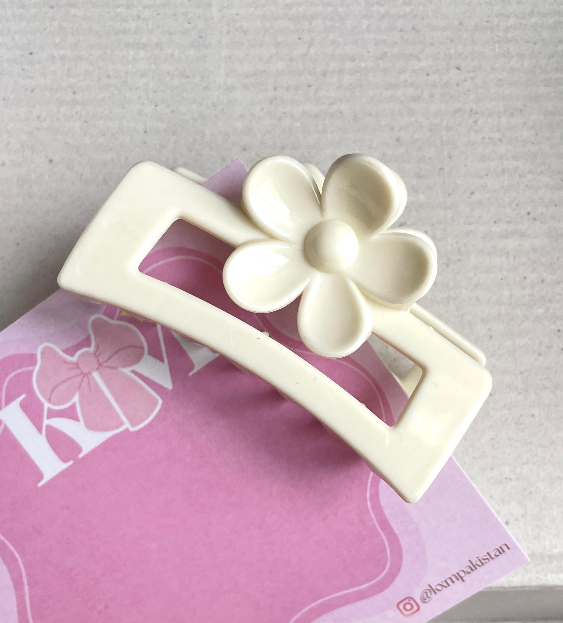 CREAM Square Flower Claw - Medium