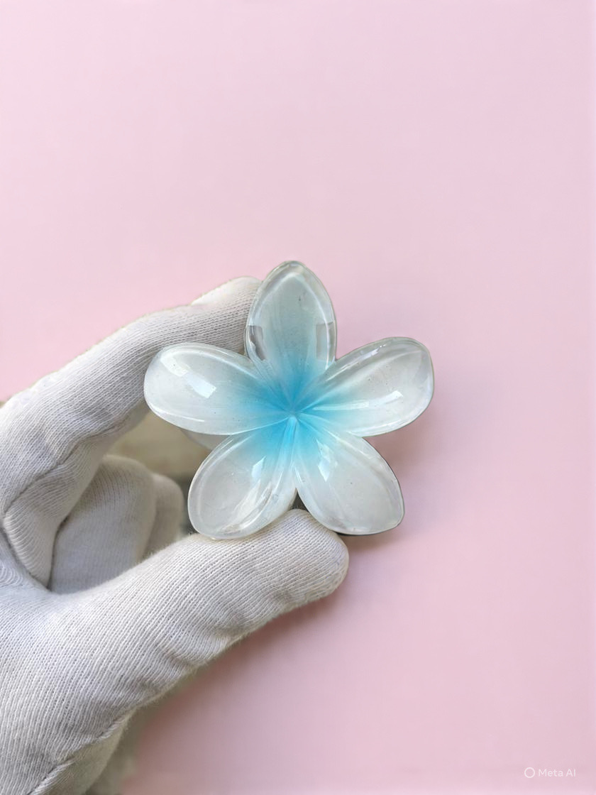 WHITE-BLUE flower Claw - Medium